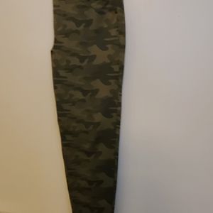 Avenue Skinny cammo jeggings size 16 new without tags.